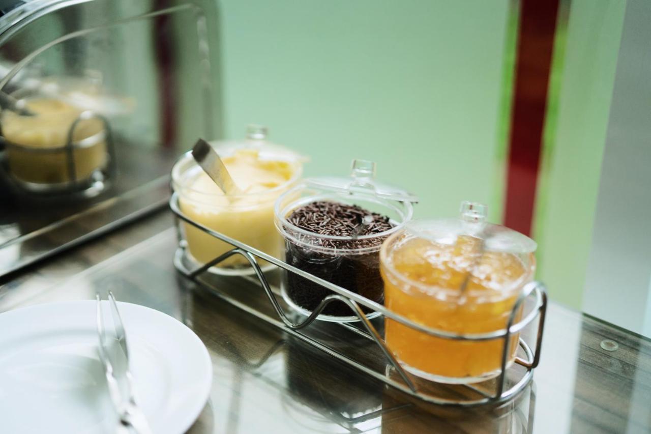 Amaris Hotel Embong Malang - Сурабая Екстериор снимка