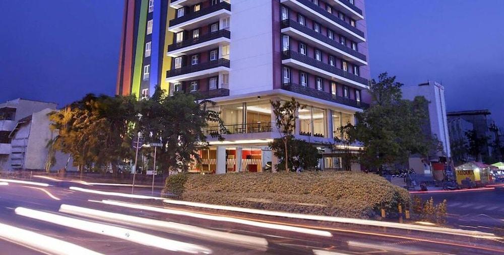 Amaris Hotel Embong Malang - Сурабая Екстериор снимка